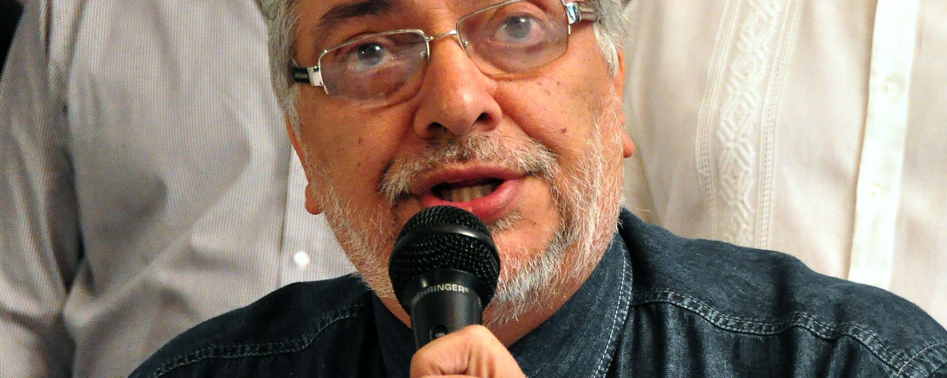 Paraguay's former President Fernando Lugo speaks during a press conference on March 6, 2013 in Asuncion, a day after the death of Venezuela's President Hugo Chavez. Venezuela was plunged into uncertainty Wednesday after the death of President Hugo Chavez, who dominated the oil-rich country for 14 years and came to embody a resurgent Latin American left. - Sputnik Mundo, 1920, 29.01.2021