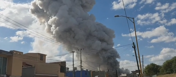 El pilar de humo tras la explosión en el mercado de Tultepec en México (captura de pantalla) - Sputnik Mundo