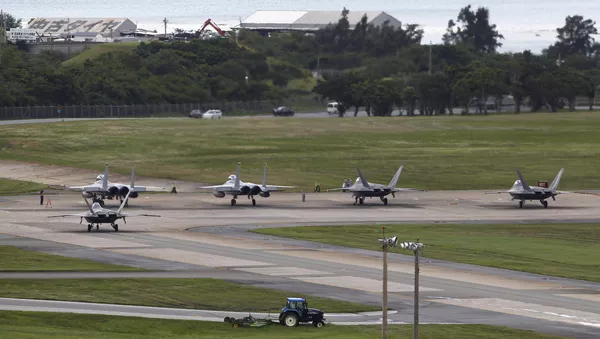 U.S. Air Force F-22 Raptors, right, and two F-15 Eagles prepare for take-off at Kadena Air Base on the southern island of Okinawa, in Japan (File) - Sputnik Mundo