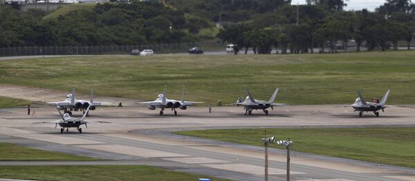 U.S. Air Force F-22 Raptors, right, and two F-15 Eagles prepare for take-off at Kadena Air Base on the southern island of Okinawa, in Japan (File) - Sputnik Mundo