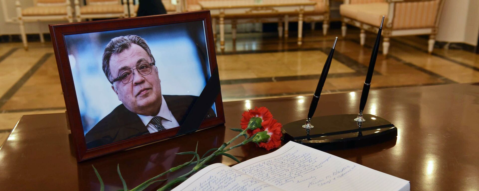 El libro de condolencias con la foto de Andréi Kárlov - Sputnik Mundo, 1920, 19.12.2021