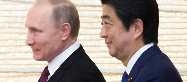 Vladimir Putin, Russia's president, and Shinzo Abe, Japan's prime minister, arrive for a working lunch at the prime minister's official residence in Tokyo, Japan, on Friday, Dec. 16, 2016. - Sputnik Mundo