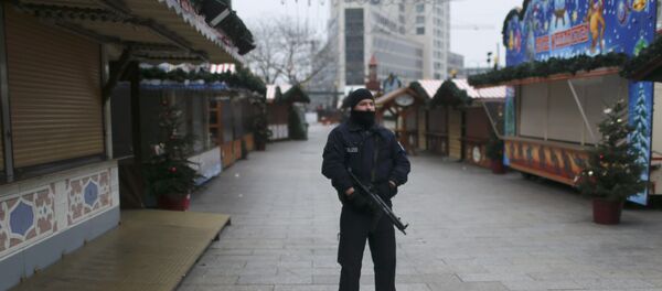 La policía en el mercado navideño de Berlín - Sputnik Mundo