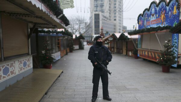 La policía en el mercado navideño de Berlín La policía en el mercado navideño de Berlín - Sputnik Mundo