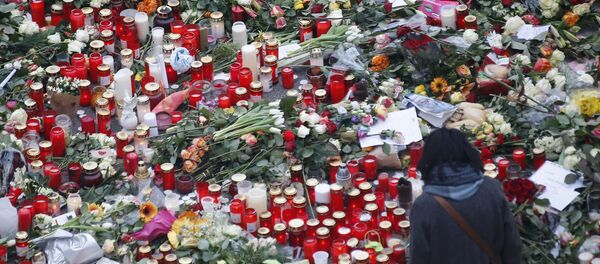 Las velas y flores en el lugar del atentado en Berlín - Sputnik Mundo