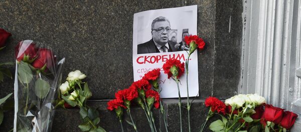 Moscow residents lay flowers near Russian Foreign Ministry in memory of slain Ambassador Karlov - Sputnik Mundo