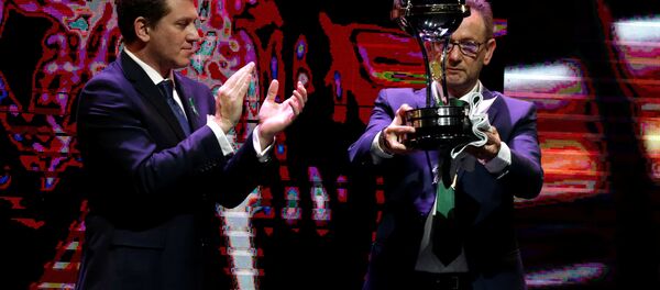 El presidente del club de fútbol Chapecoense recibe el trofeo de campeón de la Copa Sudamericana - Sputnik Mundo