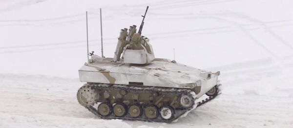 ¡Alto o disparo! Un robot militar ruso con ametralladora exhibe su puntería - Sputnik Mundo