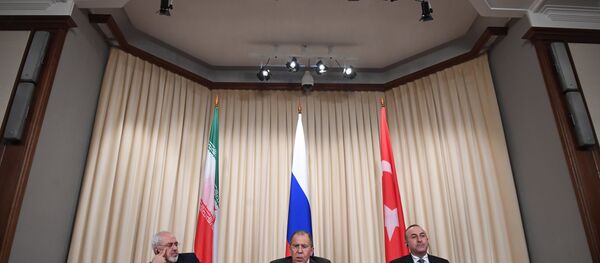 Canciller de Irán, Mohamad Yavad Zarif, ministro de Exteriores de Rusia, Serguéi Lavrov, y ministro de Exteriores turco, Mevlut Cavusoglu - Sputnik Mundo