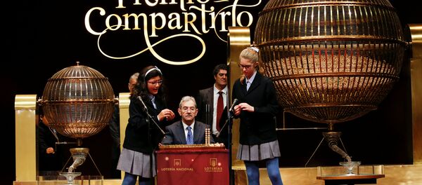 Girls call out the first prize during Spain's Christmas Lottery El Gordo (The Fat One) in Madrid, Spain, December 22, 2016. - Sputnik Mundo
