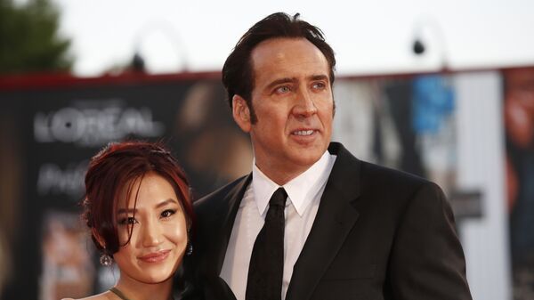 Actor Nicolas Cage, right, and his wife Alice Kim arrive for the screening of the film Joe at the 70th edition of the Venice Film Festival held from Aug. 28 through Sept. 7, in Venice, Italy, Friday, Aug. 30, 2013 - Sputnik Mundo