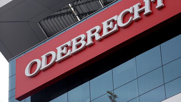 Una cartel de la empresa constructora Odebrecht SA en Lima, Perú - Sputnik Mundo