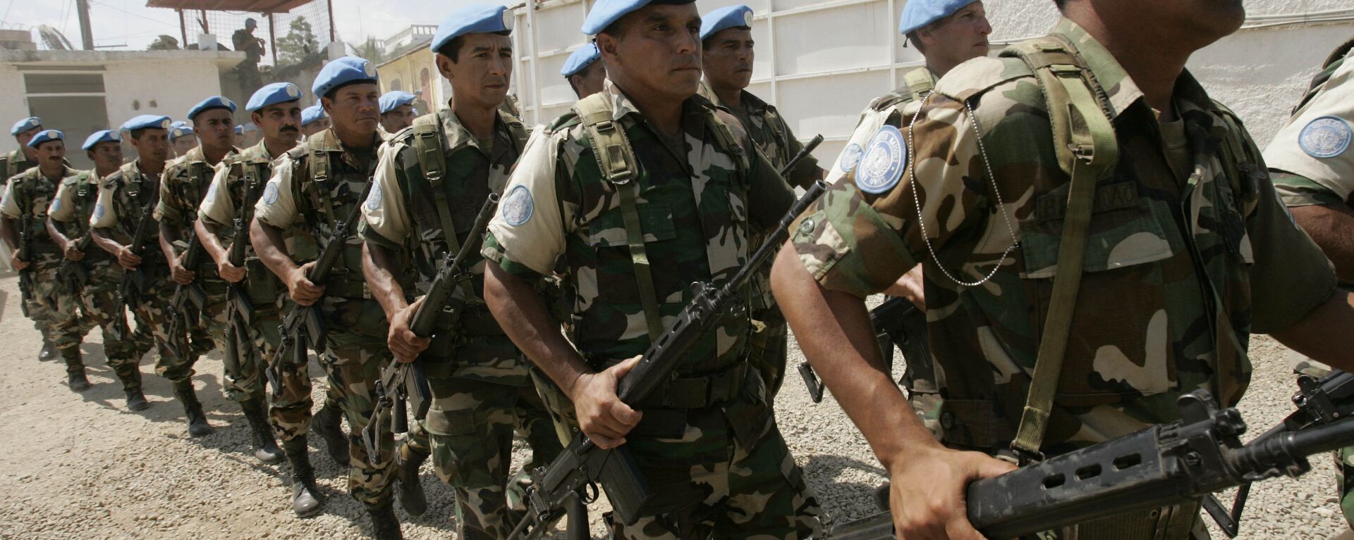 U.N. troops from Uruguay march during a transitional ceremony at the U.N. Spain base in Forte-Liberte, Haiti - Sputnik Mundo, 1920, 12.10.2022