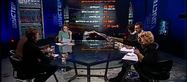 Una diputada de la Rada Suprema de la fracción Batkivshchina, Alexandra Kuzhel, le lanzó un vaso de agua a su colega del Partido Radical Ígor Mosiychuk - Sputnik Mundo