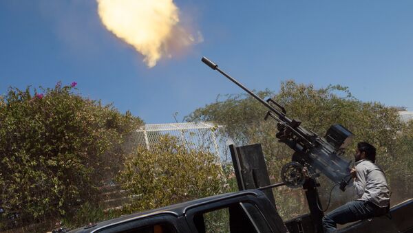 A rebel fighter fires a 23mm anti-aircraft gun from the back of a pick-up truck as a Syrian Airforce plane flies overhead during clashes between the rebels and pro-government troops on the outskirts of the northern city of Aleppo - Sputnik Mundo