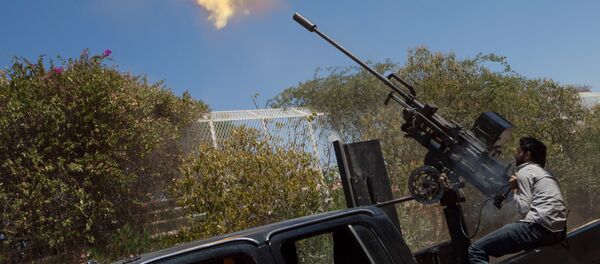 A rebel fighter fires a 23mm anti-aircraft gun from the back of a pick-up truck as a Syrian Airforce plane flies overhead during clashes between the rebels and pro-government troops on the outskirts of the northern city of Aleppo - Sputnik Mundo