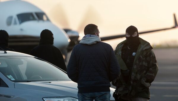 French policemen stand at Biarritz airport, southwestern France on December 19, 2016 during the transfer to Paris of five people arrested on December 16 in a raid which France and Spain claimed dealt a blow to Spanish Basque separatists ETA - Sputnik Mundo