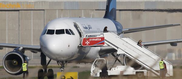 El avión secuestrado Airbus A320 de la compañía aérea libia Afriqiyah Airways en Malta - Sputnik Mundo