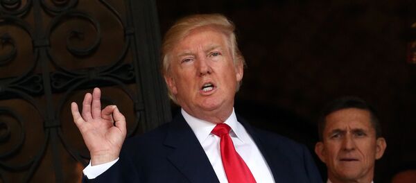U.S. President-elect Donald Trump talks to members of the media as Retired U.S. Army Lieutenant General Michael Flynn stands next to him at Mar-a-Lago estate in Palm Beach, Florida - Sputnik Mundo