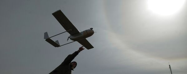 Un militar lanza un avión de reconocimiento no tripulado cerca de la ciudad ucraniana oriental de Lysychansk - Sputnik Mundo