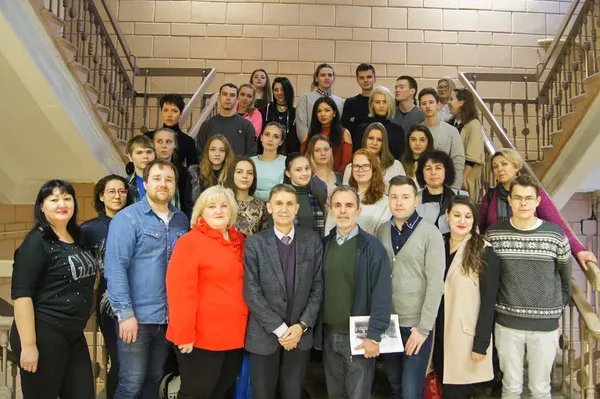 Argel Calcines con el grupo de estudiantes y profesores participantes del proyecto 'El faro de La Habana, faro de la paz mundial' Argel Calcines con el grupo de estudiantes y profesores participantes del proyecto 'El faro de La Habana, faro de la paz mundial' - Sputnik Mundo