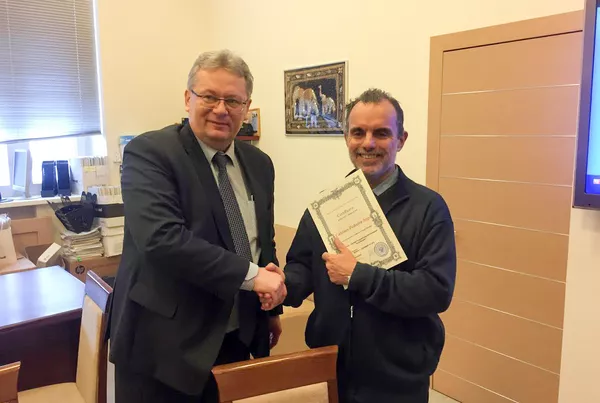 Argel Calcines recibe Certificado de pasantía de manos de Mijaíl Kuznetsov, jefe del departamento de Cooperación Internacional de la Universidad Bauman Argel Calcines recibe Certificado de pasantía de manos de Mijaíl Kuznetsov, jefe del departamento de Cooperación Internacional de la Universidad Bauman - Sputnik Mundo