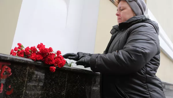 Цветы в память о погибших в крушении самолета Ту-154 Минобороны РФ у здания ансамбля им. А.В. Александрова - Sputnik Mundo