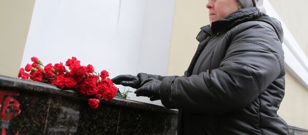 Цветы в память о погибших в крушении самолета Ту-154 Минобороны РФ у здания ансамбля им. А.В. Александрова Цветы в память о погибших в крушении самолета Ту-154 Минобороны РФ у здания ансамбля им. А.В. Александрова - Sputnik Mundo