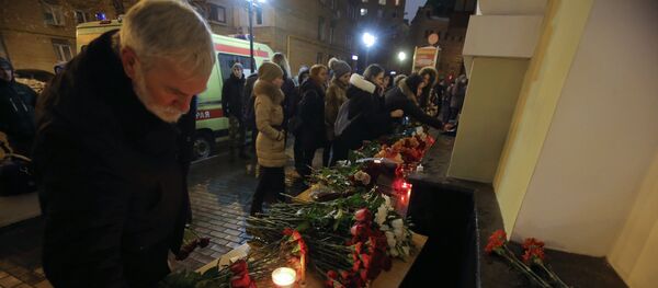 Цветы в память о погибших в крушении самолета Ту-154 Минобороны РФ - Sputnik Mundo