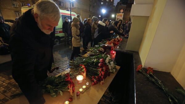 Цветы в память о погибших в крушении самолета Ту-154 Минобороны РФ - Sputnik Mundo