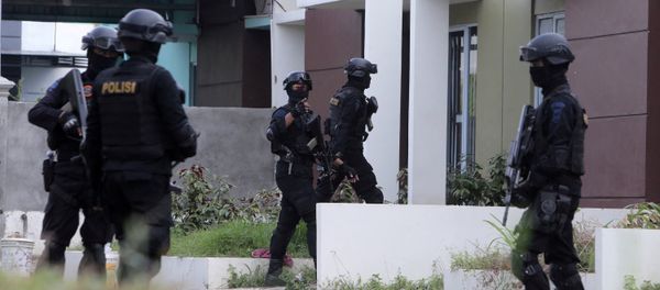Policías indonesios - Sputnik Mundo