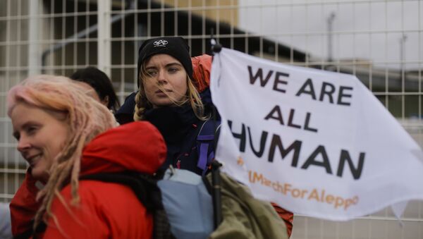 Demonstrators wait for the launch of the Civil March for Aleppo at the air field of the former airport Tempelhof in Berlin - Sputnik Mundo