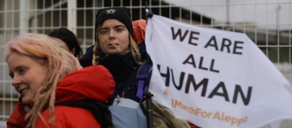 Demonstrators wait for the launch of the Civil March for Aleppo at the air field of the former airport Tempelhof in Berlin - Sputnik Mundo