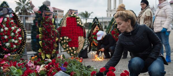 В Сочи жители города несут цветы и свечи к площади Южного мола морского порта - Sputnik Mundo