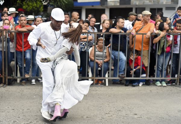 El desfile Salsódromo arrasa en Colombia - Sputnik Mundo