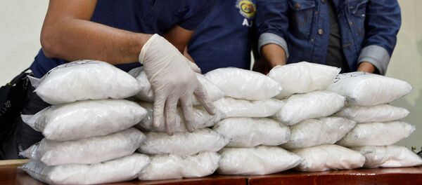 Members of the Philippine National Police (PNP) get inventory of plastic bags containing methamphetamine hydrochloride known locally as shabu, after they were seized in a police anti-drugs operation, at a police station in Manila - Sputnik Mundo
