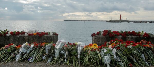 Flores en homenaje a las víctimas del avión Tu-154 siniestrado en el mar Negro - Sputnik Mundo