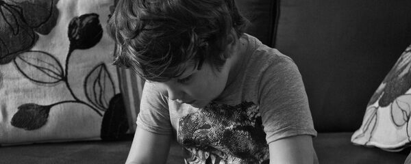 Niño con autismo - Sputnik Mundo