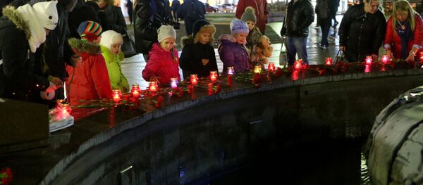 Flores en homenaje a las víctimas del avión Tu-154 siniestrado en el mar Negro - Sputnik Mundo