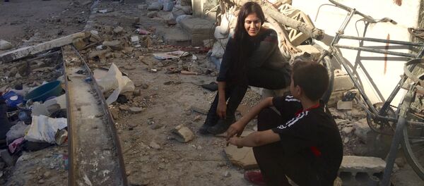 La cineasta boliviana Carla Ortiz junto a un niño en Siria - Sputnik Mundo