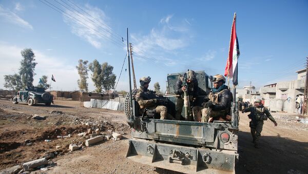 Iraqi rapid response forces ride in a military vehicle during a fight with Islamic State militants in Intisar district of eastern Mosul - Sputnik Mundo