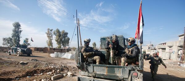 Iraqi rapid response forces ride in a military vehicle during a fight with Islamic State militants in Intisar district of eastern Mosul Iraqi rapid response forces ride in a military vehicle during a fight with Islamic State militants in Intisar district of eastern Mosul - Sputnik Mundo