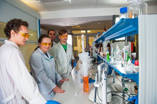 Investigadores del laboratorio Nanomateriales biomédicos de la Universidad MISiS - Sputnik Mundo