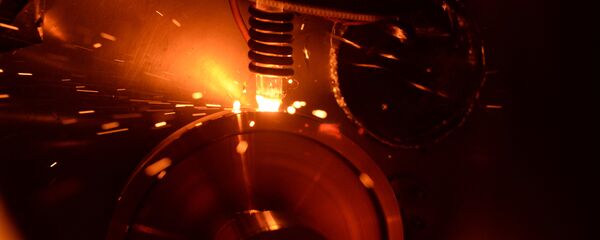 El proceso de obtención de las muestras de estructura amorfa a base de hierro mediante su vertido en estado líquido sobre el disco giratorio de cobre a la temperatura de 1400°C - Sputnik Mundo