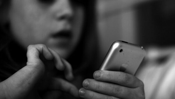 Una niña con un iPhone - Sputnik Mundo