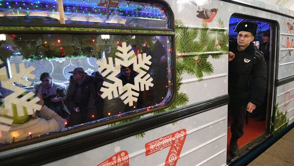 Un policía en el metro de Moscú - Sputnik Mundo