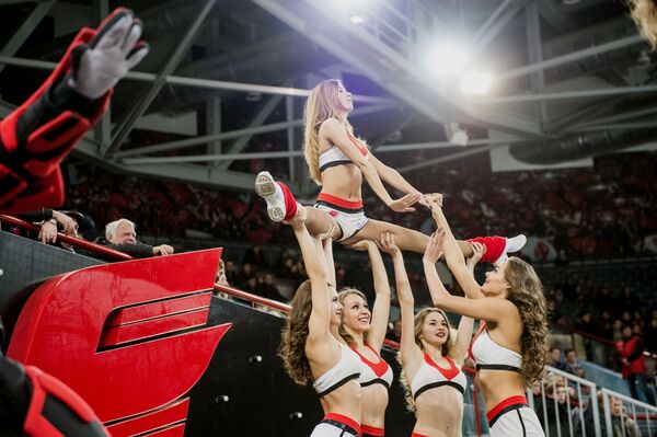 'Cheerleaders' del club Avangard: belleza, encanto y trucos vertiginosos - Sputnik Mundo