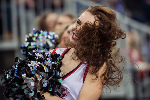 'Cheerleaders' del club Avangard: belleza, encanto y trucos vertiginosos - Sputnik Mundo