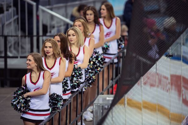 'Cheerleaders' del club Avangard: belleza, encanto y trucos vertiginosos - Sputnik Mundo