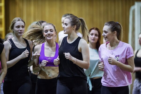 'Cheerleaders' del club Avangard: belleza, encanto y trucos vertiginosos - Sputnik Mundo